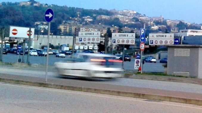 Guidava come un folle, era senza patente e aveva con sé un coltello