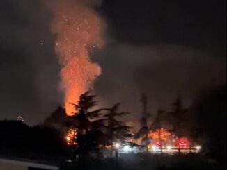 Incidente e poi incendio, schianto a Bastia Umbra, ragazzo salvato da passanti