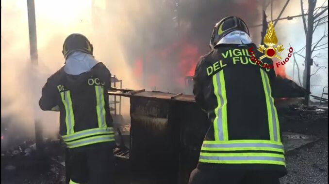 Incendio in una rimessa a Mugnano, esplode camper, c'erano bombole gas