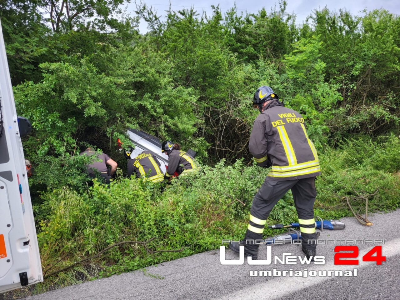 Incidente stradale su SS318, auto nella scarpata, tragedia sfiorata
