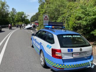 Auto si ribalta sulla Statale 3, Flaminia, ferito il conducente