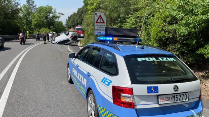 Auto si ribalta sulla Statale 3, Flaminia, ferito il conducente