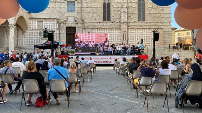 In tanti all’Incontro delle famiglie a Perugia. Il vescovo ed amministratore diocesano mons. Marco Salvi: importanza della Chiesa