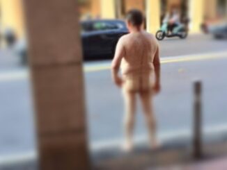 Completamente nudo in giro per la città, fermato e sanzionato dalla polizia