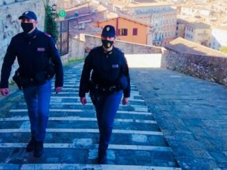 Anziano cade in casa e non riesce a rialzarsi, soccorsa dalla volante