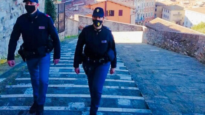 Anziano cade in casa e non riesce a rialzarsi, soccorsa dalla volante
