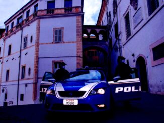 Musica a palla e cazzotti, arriva la polizia e riporta la calma