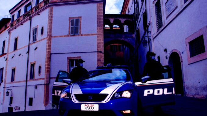 Musica a palla e cazzotti, arriva la polizia e riporta la calma