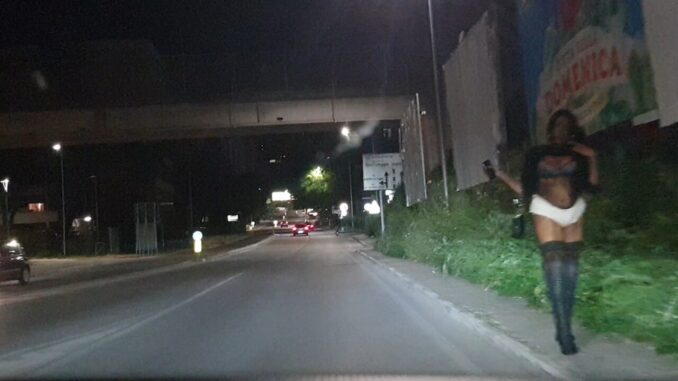 Sesso a pagamento in strada, scattano 3 sanzioni da 1.350 euro