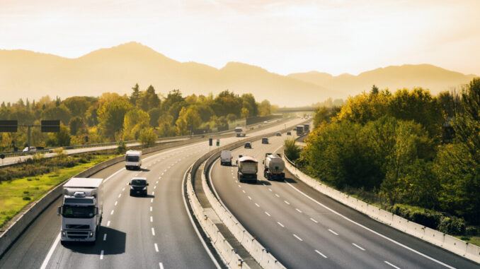 Estate 2022, italiani in viaggio e traffico intenso nei fine settimana, con picchi nella giornata del 6 agosto