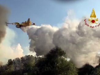 Incendio sul Monte Cucco, Canadair grande fuoco su due fronti