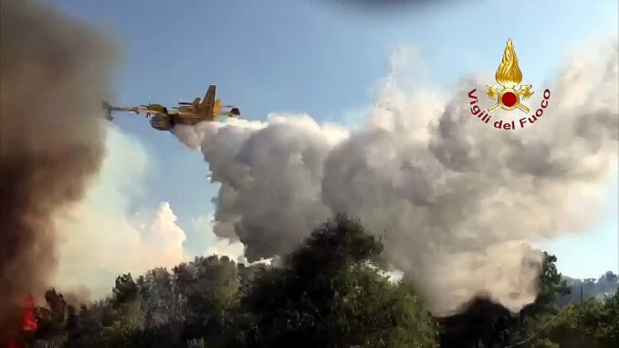 Incendio sul Monte Cucco, Canadair grande fuoco su due fronti