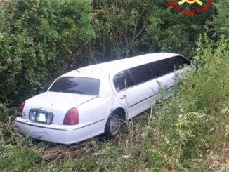 Limousine nella scarpata, grave conducente, ma l'assicurazione non paga