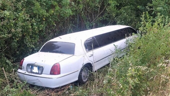 Limousine nella scarpata, grave conducente, ma l'assicurazione non paga