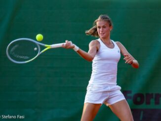 Giorni conclusivi allo Junior Tennis Perugia per la seconda edizione dell’ITF F.B.M Tennis Tournament Memorial Poppy Vinti. Il torneo internazionale femminile con 25mila dollari di montepremi, vedrà battagliare in semifinale la francese Selena Janicijevic, terza testa di serie del seeding. Nella sua partita di quarti di finale, la transalpina classe 2002, tre anni fa anche nel Main Draw del Roland Garros, ha eliminato in due set l’ucraina Valeriya Strakhova (60 75). Dopo un primo set praticamente dominato dalla Janicijevic, molto più equilibrato il secondo parziale con Strakhova meno fallosa, che però non è riuscita a protrarre la contesa. Janicijevic continua a dare la caccia a quello che sarebbe il sesto titolo ITF della sua carriera. Intanto dall’organizzazione del torneo fanno sapere che la finale del tabellone di singolare si disputerà domenica mattina alle ore 11. “Il torneo volge al termine e non possiamo che essere soddisfatti – commentano i Maestri Roberto Tarpani, Andrea Grasselli, Stefano Lillacci e Francesco Vazzana -. Ringraziamo sponsor ed istituzioni che ci sono stati vicini e tutti gli appassionati che siamo sicuri, negli ultimi due giorni di partite saranno ancora più numerosi”.
