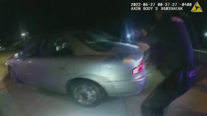 Afroamericano USA colpito 60 volte dopo inseguimento, era disarmato