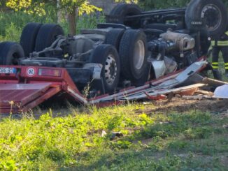 Camion cade giù dal viadotto del raccordo a San Faustino, muore imprenditore