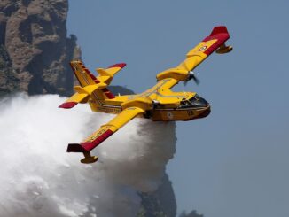 Incendio bosco a Magione 2 abitazioni evacuate in azione Canadair