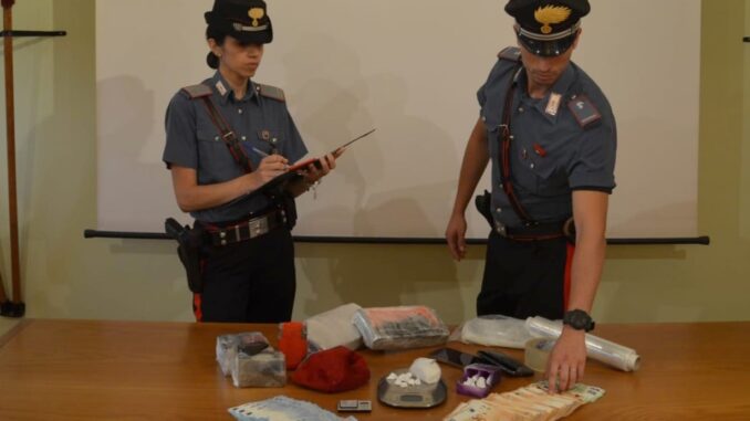 Spacciava a casa, trovati 4 kg di droga e quasi 10.000 euro