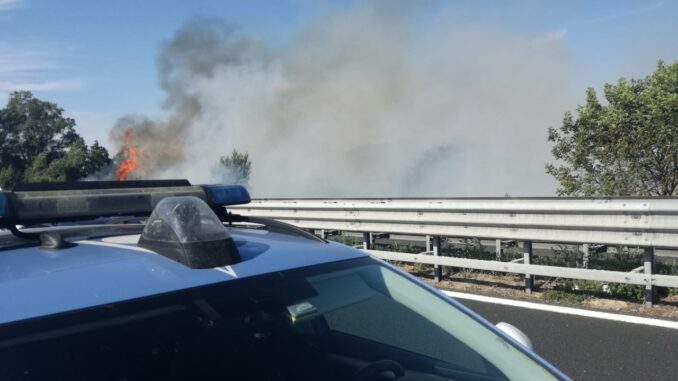 Incendio lungo la Statale 318: interrotto il traffico, nessun ferito
