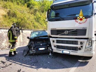 Incidente stradale tra autoarticolato e una Panda, donna in shock in ospedale