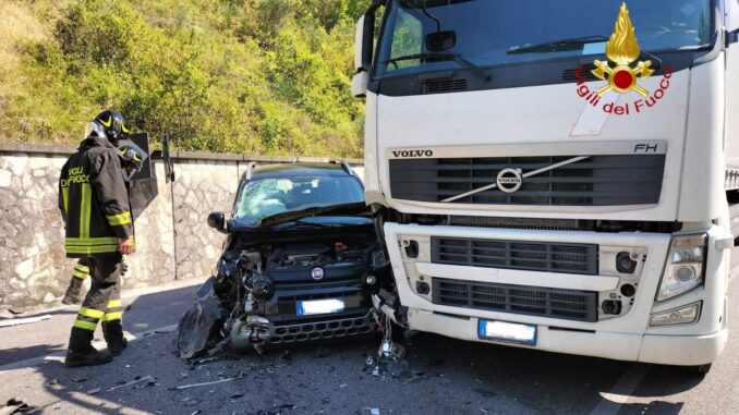 Incidente stradale tra autoarticolato e una Panda, donna in shock in ospedale