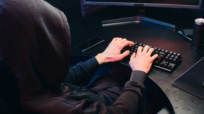 Falsi operatori bancari prelevano soldi a correntisti, rubando codici