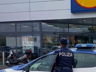 Vedono gli agenti e scappano dentro supermercato, straniero denunciato