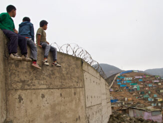Il muro della vergogna divide poveri da ricchi, è in Perù 
