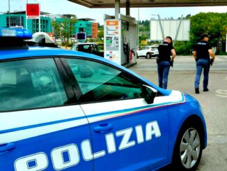 Incidente stradale con feriti, parenti del guidatore insultano Poliziotti