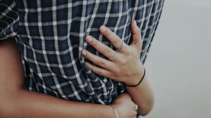 Tecnica dell’abbraccio, denunciata nuovamente una donna straniera