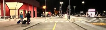Volo da Vienna atterra in ritardo, l'ultimo bus è già partito, passeggeri a piedi