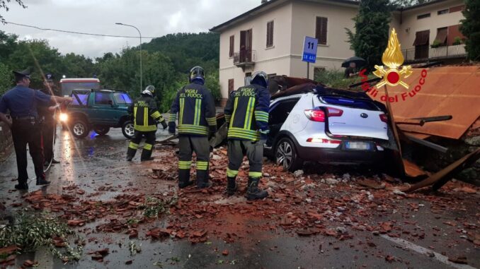 Maltempo: nel nord della Toscana due morti e decine di feriti  