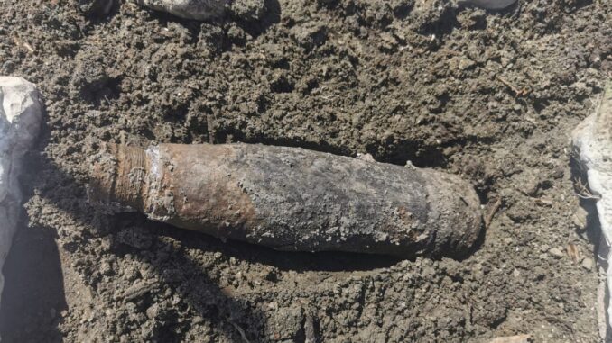 Siccità, il Trasimeno restituisce bombe della seconda guerra mondiale e antichi cippi stradali