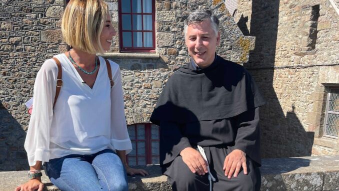 In cammino, nuovo programma Rai3 Sui sentieri più belli al mondo conducono Enzo Fortunato e Giulia Nannini