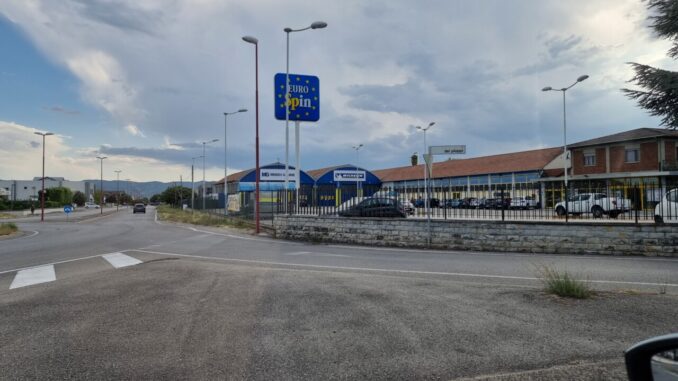 Tragedia a Magione, 54enne muore nei magazzini Eurospin