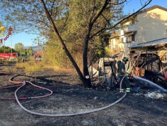 Incendio Prato via Palasaccio, distrutte 2 auto, c'erano anche 4 bottiglie di GPL