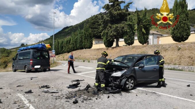 Incidente sulla Flaminia, ferito un minorenne ferito nello scontro tra 2 mezzi