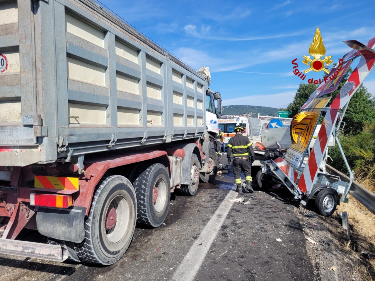 Mezzo pesante tampona cantiere mobile Anas, tutto bloccato sul raccordo a Magione