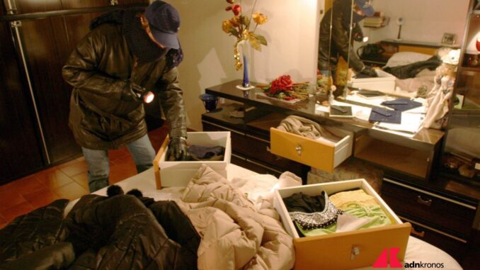 Trova ladro in casa, lo mette in fuga con manico di scopa, ha rubato 400€