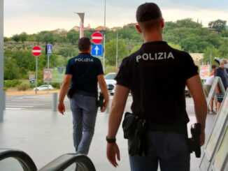 Insulta e aggredisce agenti per non farsi identificare, denunciato per oltraggio