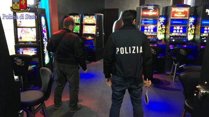 Ludopatico, schiaffo in faccia alla ex, pugni e calci alla sua auto