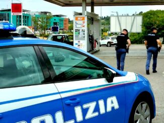 Rimane in panne con l'auto, 80enne soccorsa dalla polizia, aveva due gomme forate