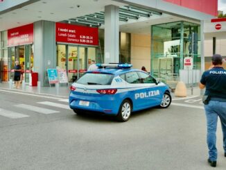 Ruba merce da un supermercato e si allontana, denunciato