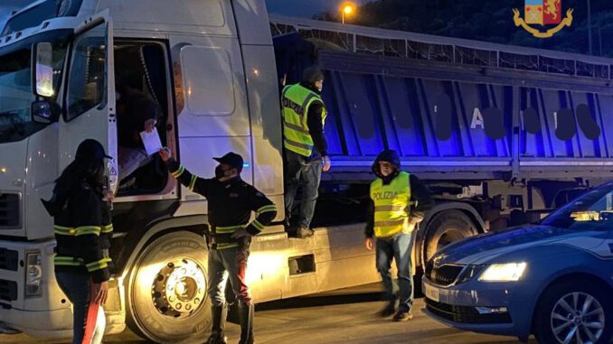 Usa carta tachigrafica di collega, la polizia stradale lo ha scoperto e gli ha ritirato la patente