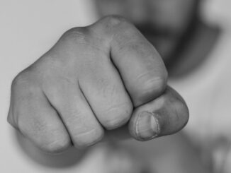 Violenta la ex ragazza, le ruba il il cellulare e manda sms sessuali ai contatti di lei