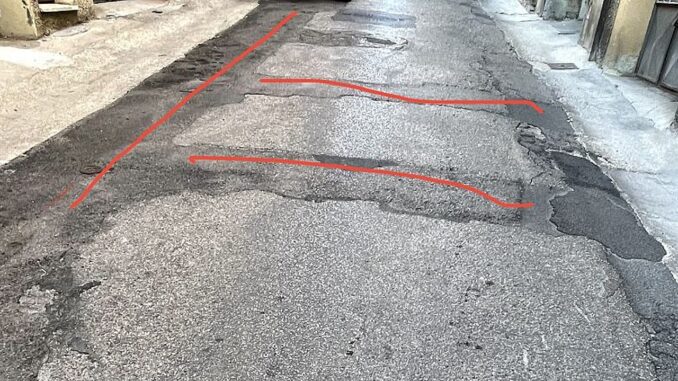 Strade colabrodo a Perugia, buche, dissesti e rattoppi, la protesta