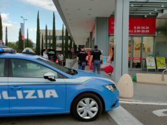 Sottrae della merce dagli scaffali di un supermercato e si allontana senza pagare