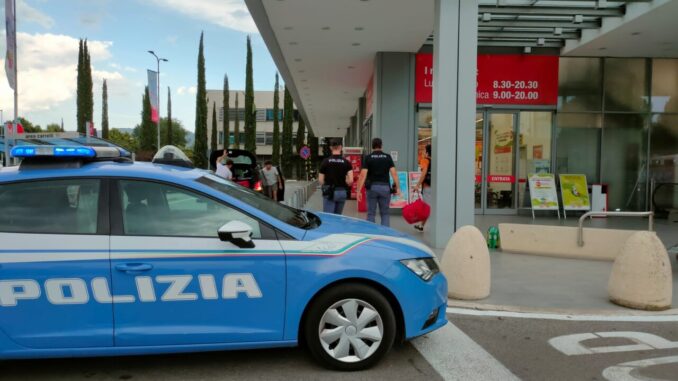 Sottrae della merce dagli scaffali di un supermercato e si allontana senza pagare