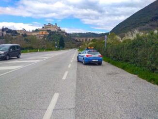 Automobilista in panne su Flaminia a Spoleto, intervento lampo della Volante